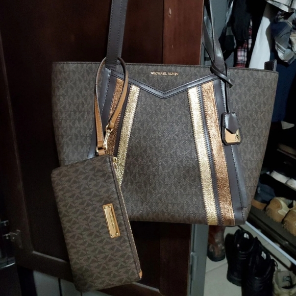 Michael Kors Handbags - MK tote and wristlet set REDUCED